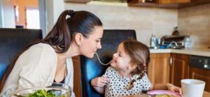 «Το παιδί μου αρνείται να φάει»: 5 συμβουλές για να το αντιμετωπίσετε Αγγελική Καβαλλιεράτου